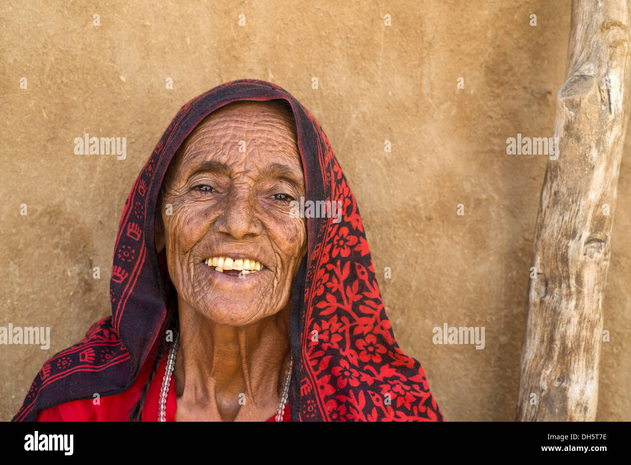 Old Indian woman with headscarf, portrait, Wüste Thar, Rajasthan, India Stock Photo