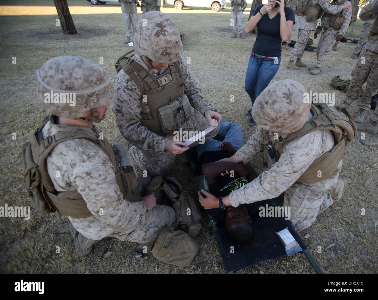 MARINE CORPS AIR STATION YUMA, Ariz. – Corpsmen with 1st Battalion, 7th Marine Regiment, treat a role-player’s simulated injury Stock Photo