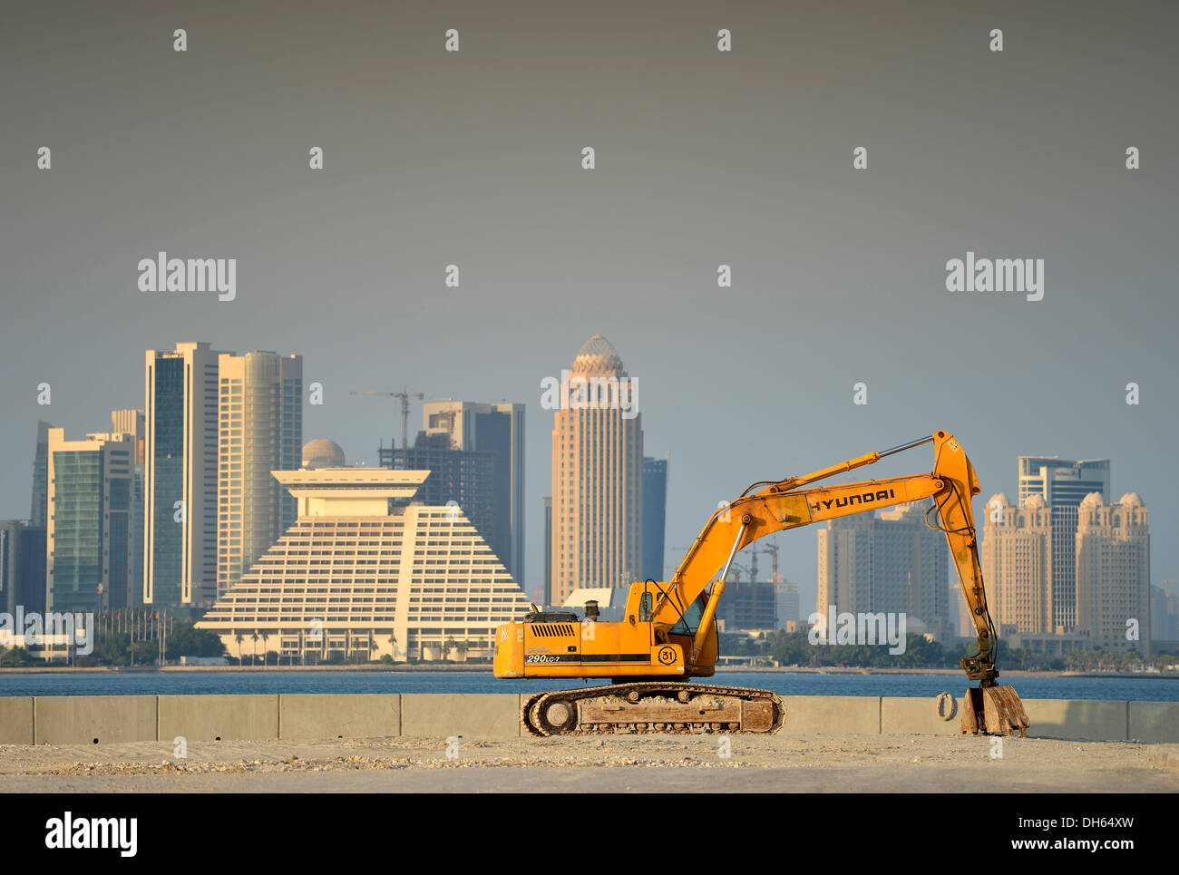 Building boom in Doha, Hyundai excavator in front of the skyline, Hotel Doha Sheraton, Four Seasons Hotel Stock Photo