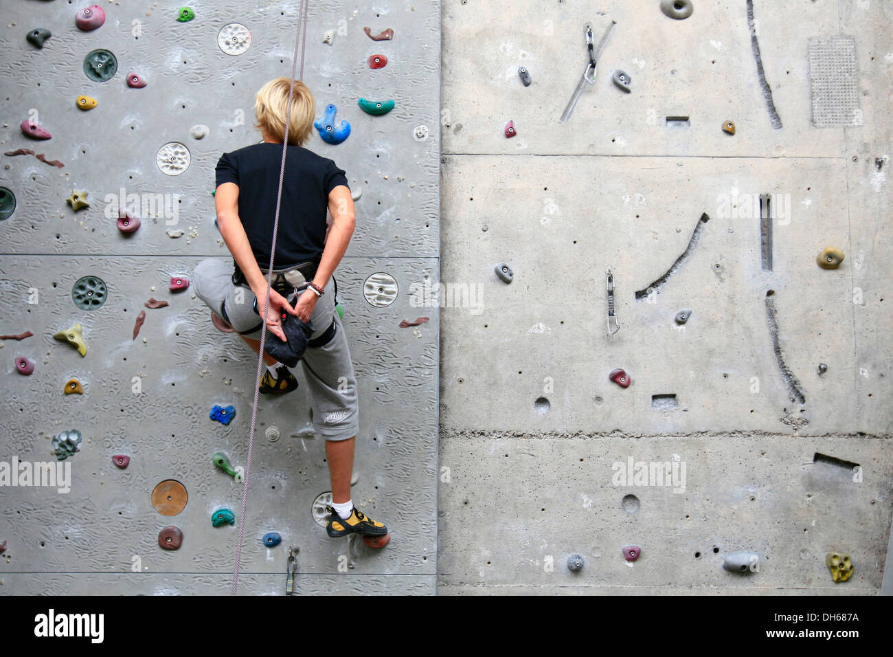 Top-rope climber in the Kletterzentrum Hamburg climbing centre coating ...