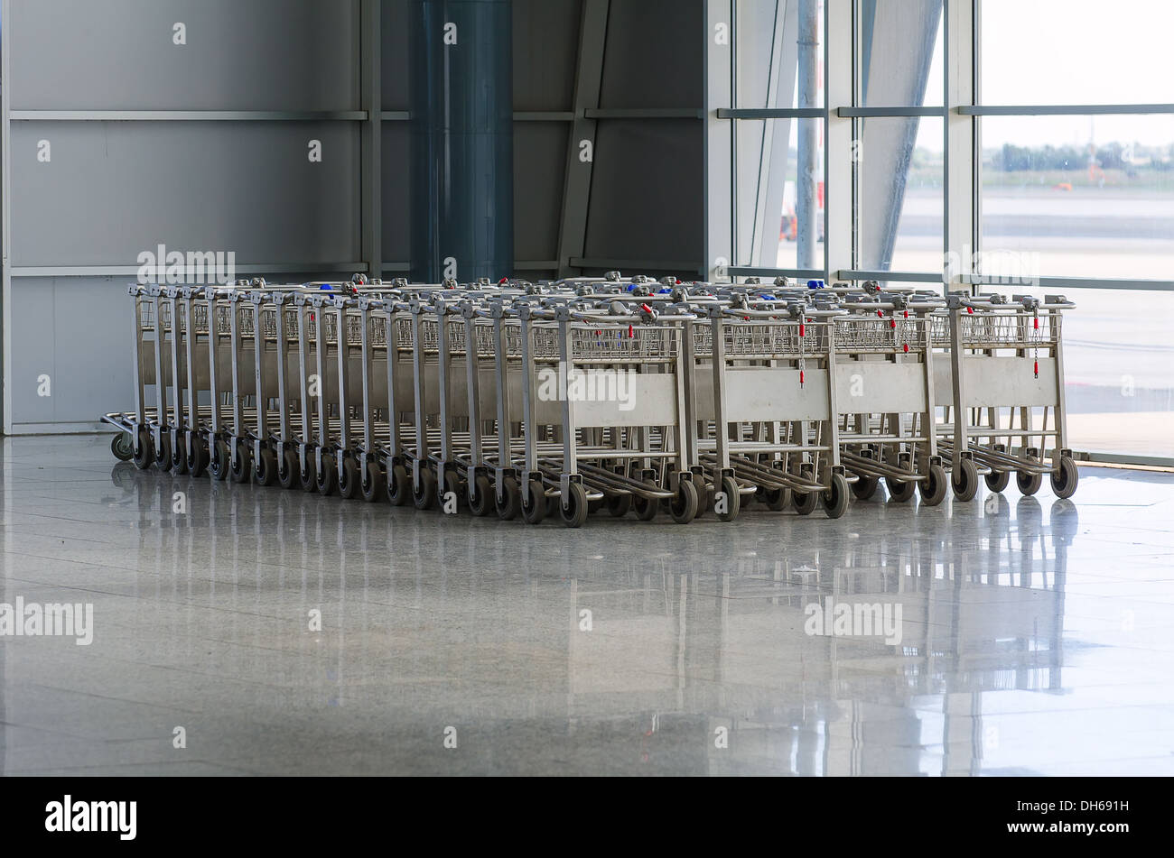 Airport luggage trolleys hires stock photography and images Alamy