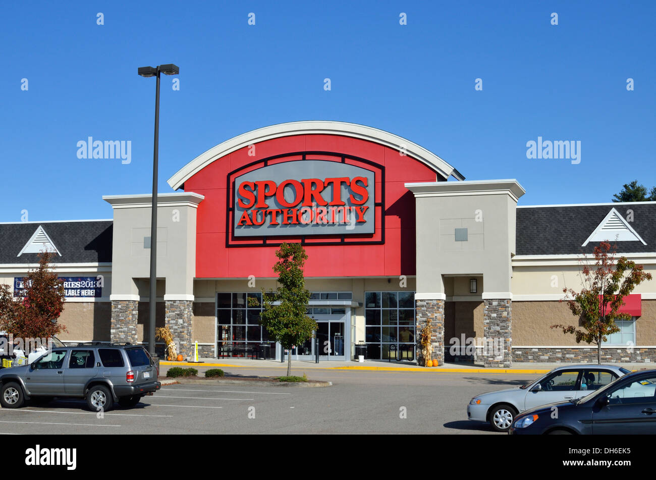 Exterior of a Sports Authority retail store with cars in parking lot. USA Stock Photo
