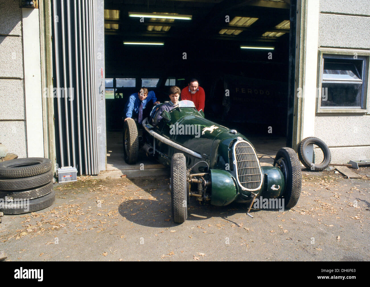 Mark Beattie and Doug Nye of Christie's, Mick Walsh of Classic and Sport Car with Alfa Romeo 8C-35, in storage since 1955. 1988. Stock Photo