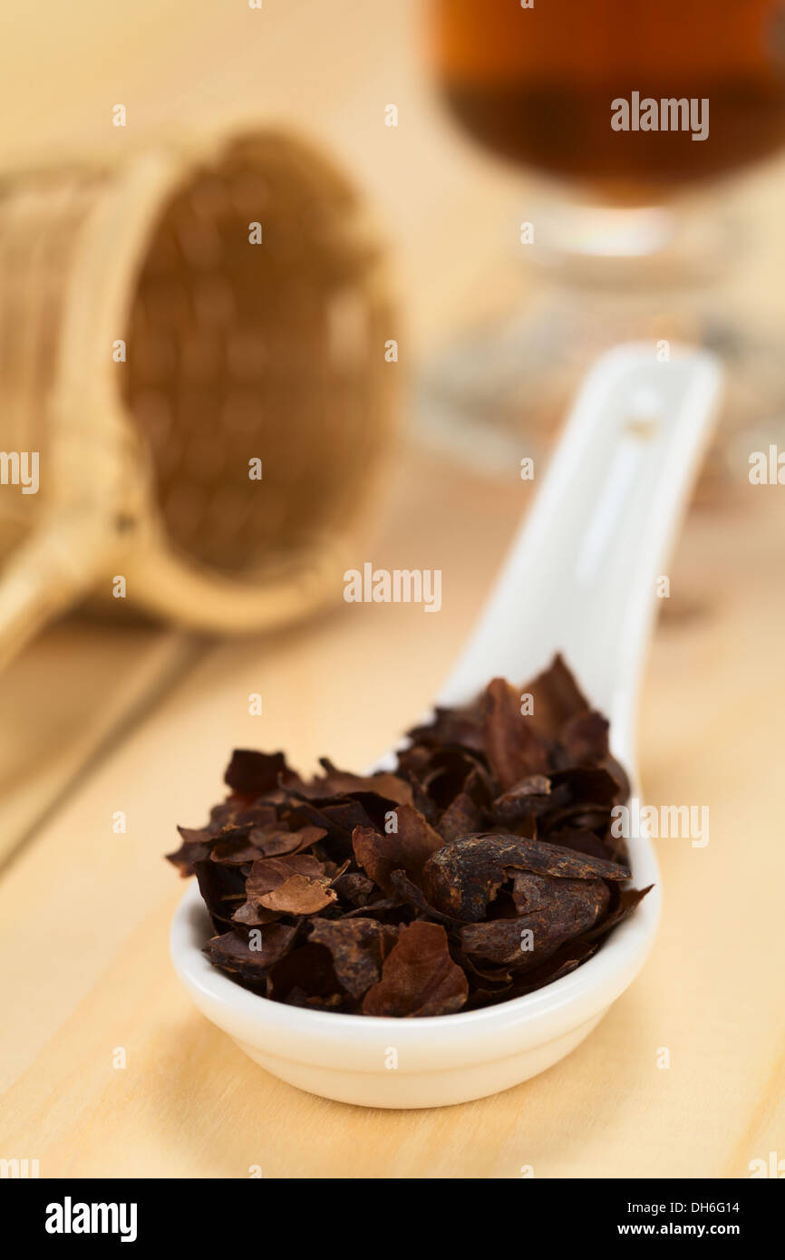 Cacao shell flakes to prepare tea, which is rich in flavonoids and