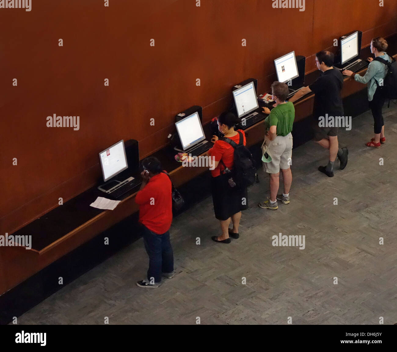 people using computers at Brooklyn Public Library Stock Photo - Alamy