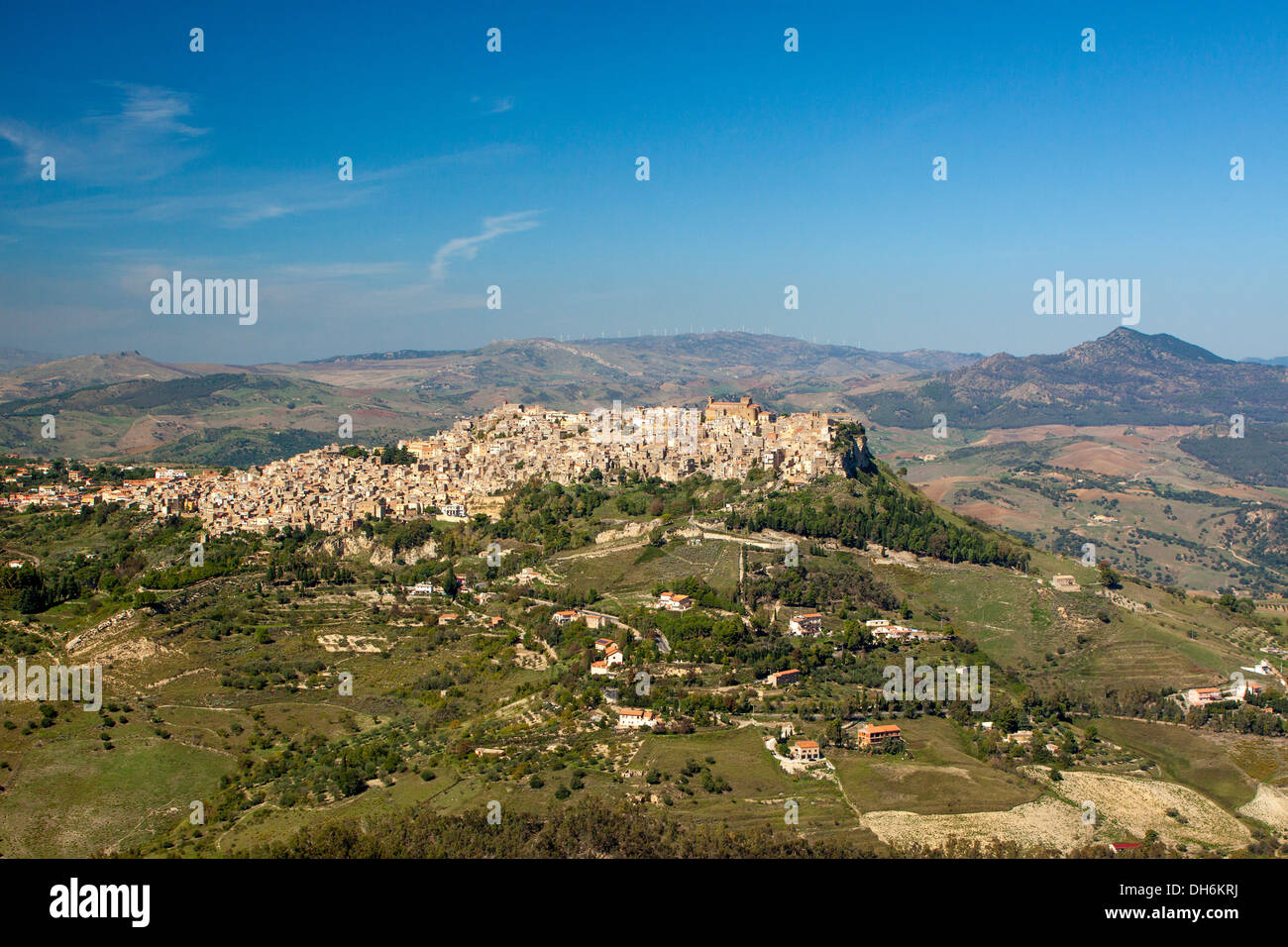 Sicilian Hill top town - Calabiscetta Stock Photo - Alamy