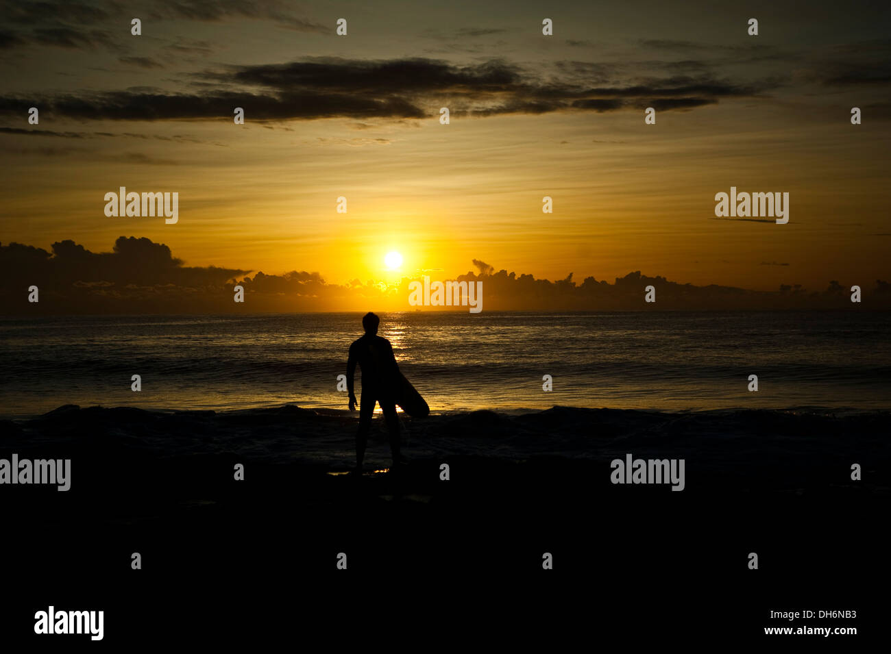 Surfer sunset australia hi-res stock photography and images - Alamy