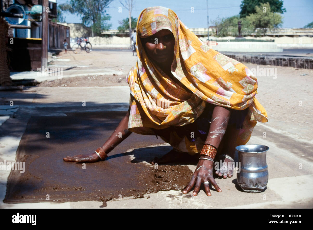 Dung fuel fire india hi-res stock photography and images - Alamy