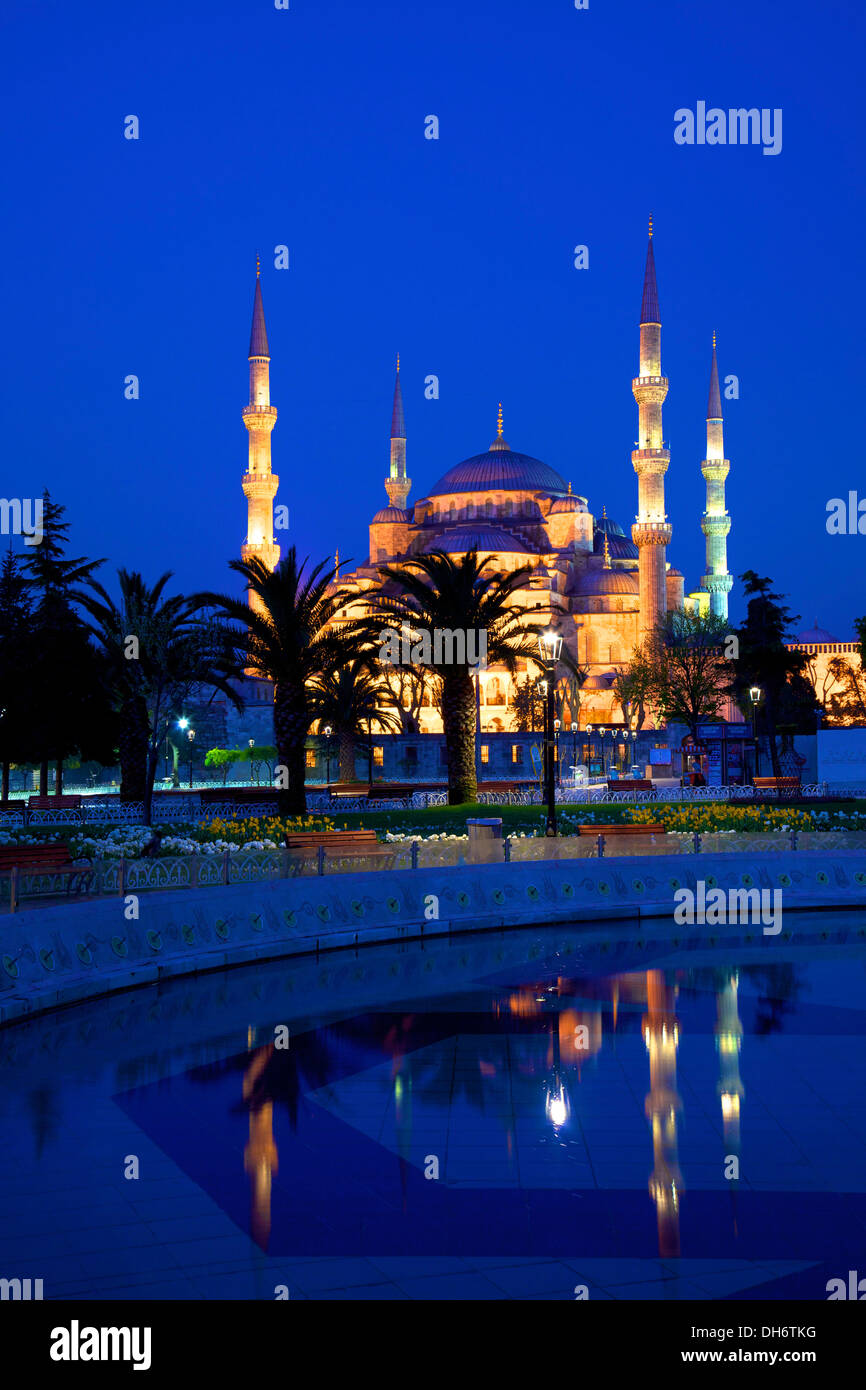 Blue Mosque (Sultan Ahmet Camii) at Dawn, Istanbul, Turkey Stock Photo ...