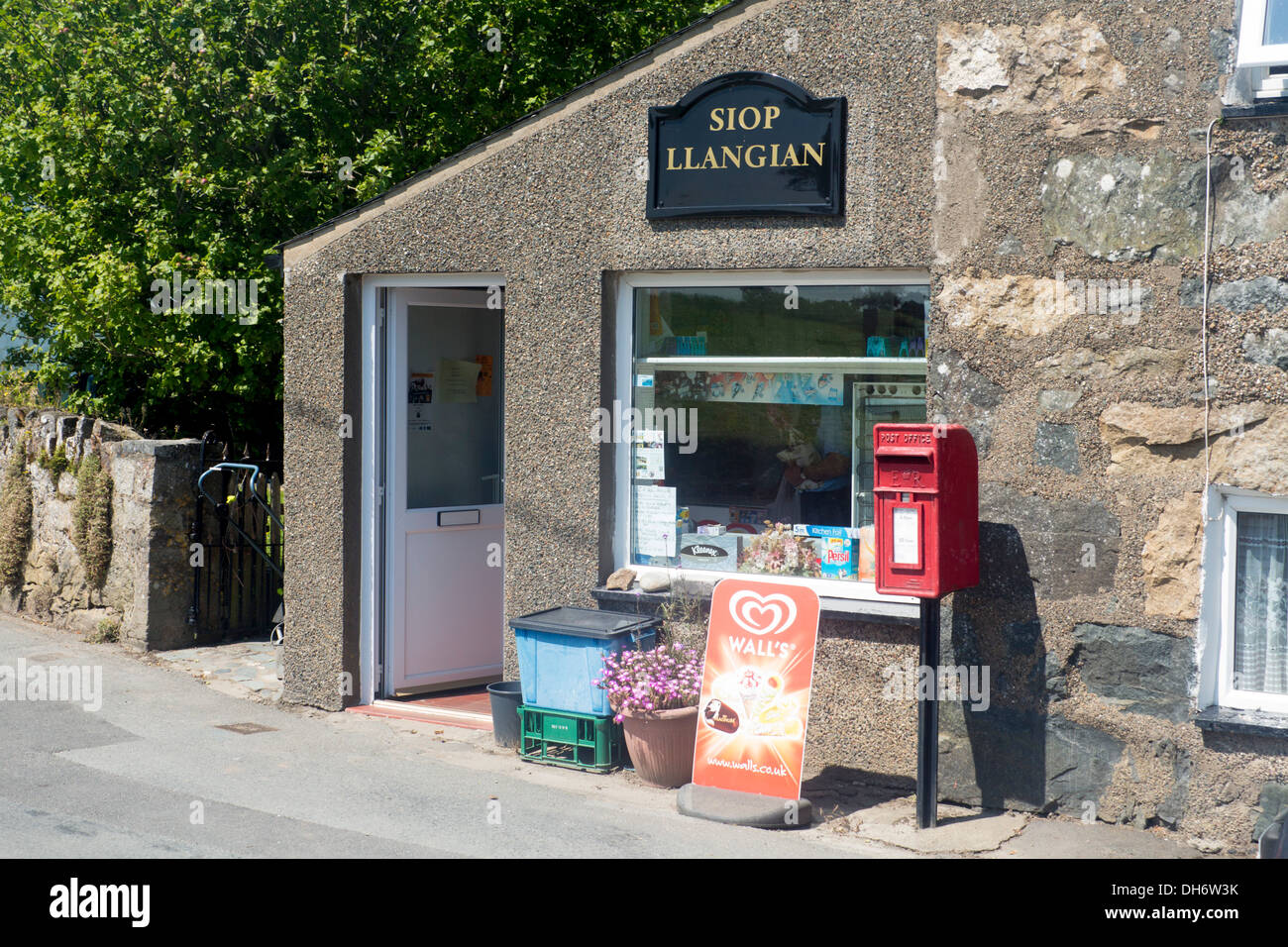 Corner grocery shop uk hires stock photography and images Alamy