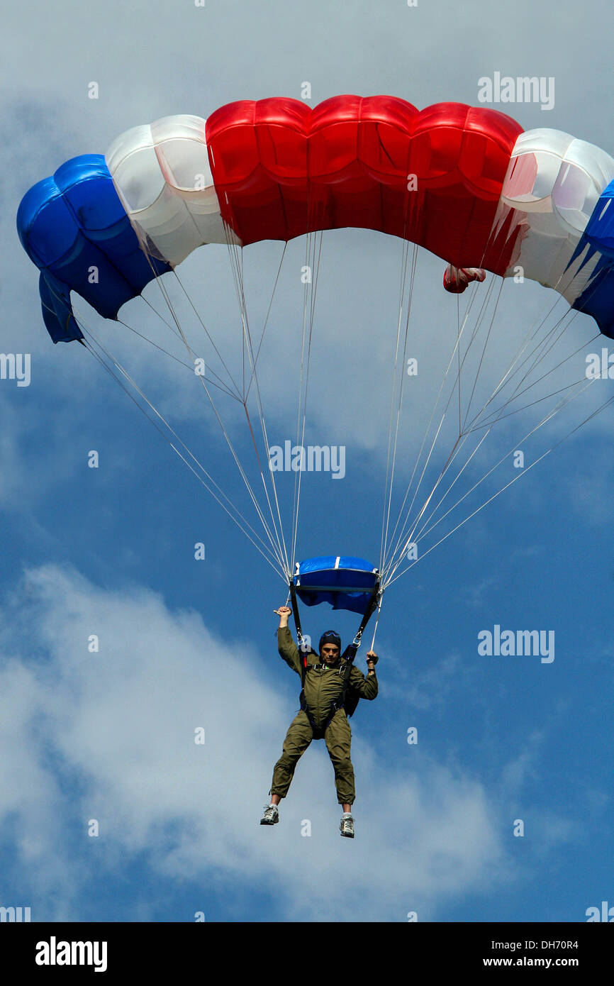 Parachutist flying, skydiving parachute Stock Photo