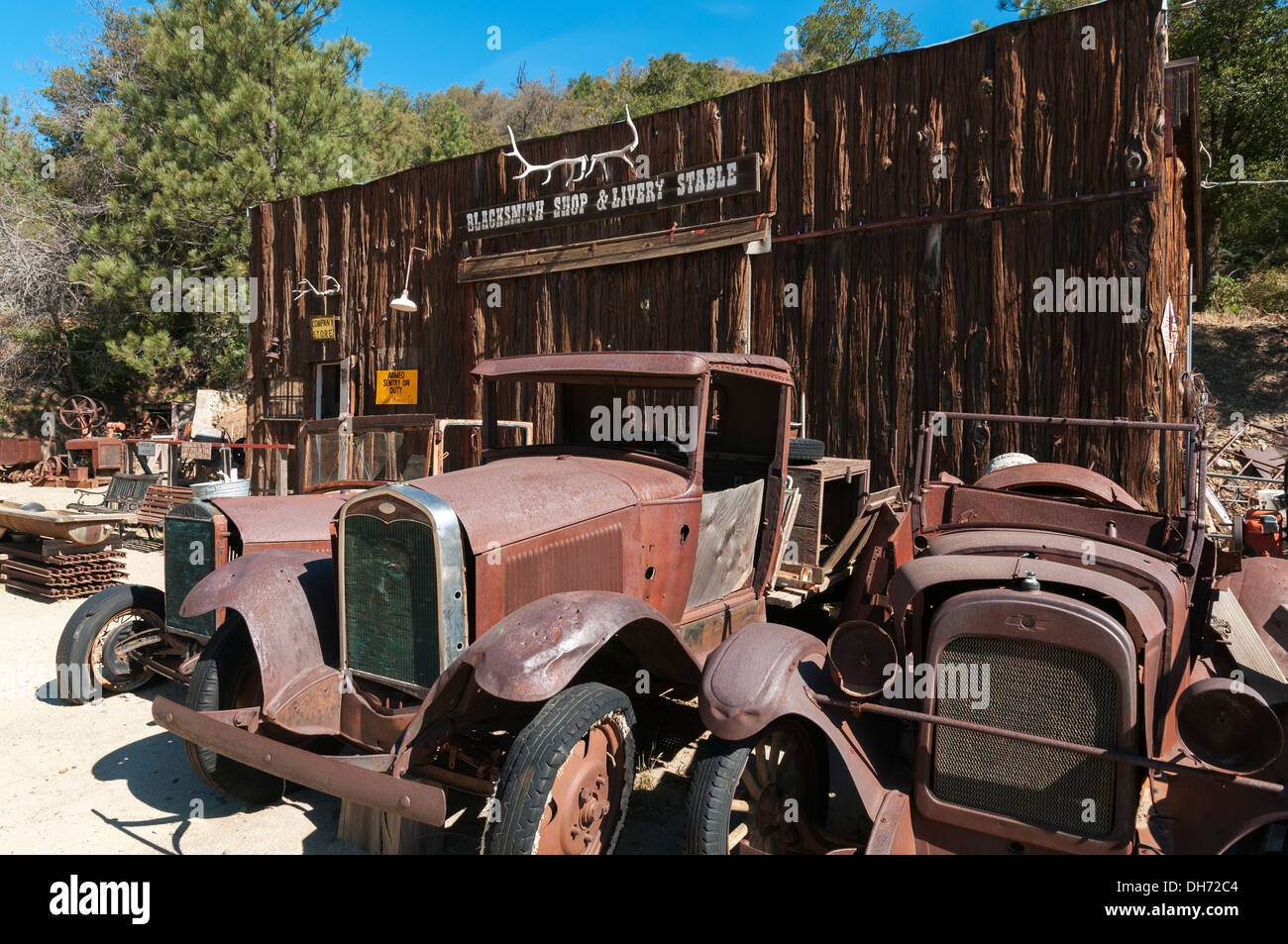 California, Julian, historic gold rush town dates from 1870, Eagle and High Peak Mine, vintage rusted cars and trucks Stock Photo