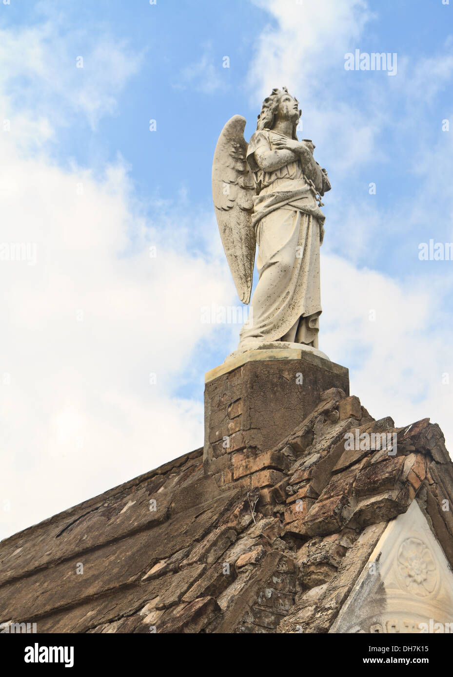 An angel statue sits atop a tomb in Lafayette Cemetery #2 in New Orleans, Louisiana Stock Photo