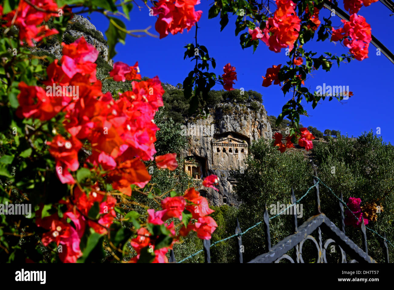 Cliff of tombs hi-res stock photography and images - Alamy