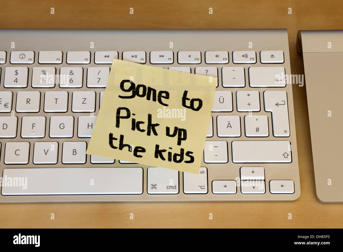 Post-it note 'gone to pick up the kids' Stock Photo