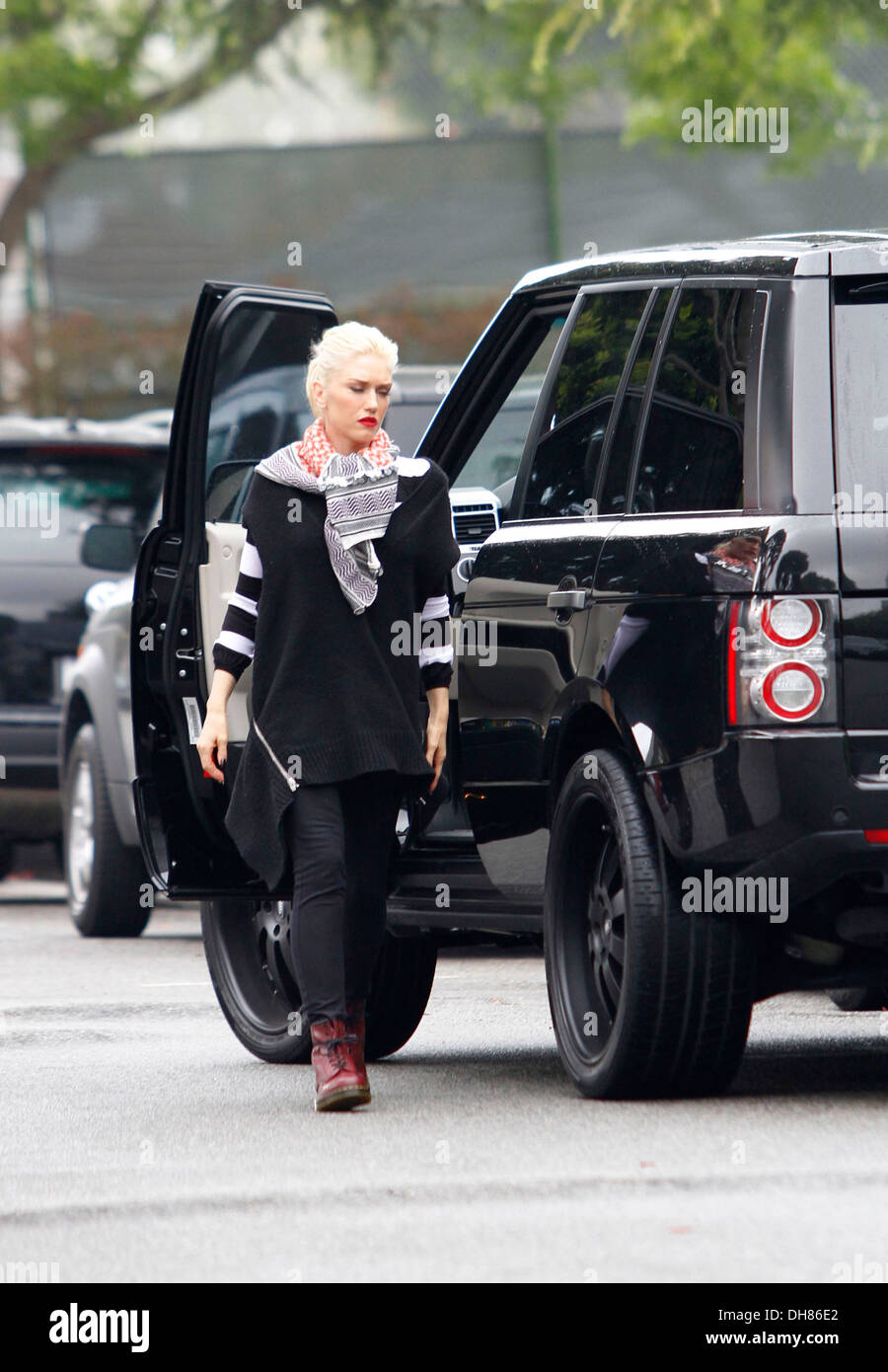 Gwen Stefani Gwen Stefani takes her sons Kingston and Zuma out for a