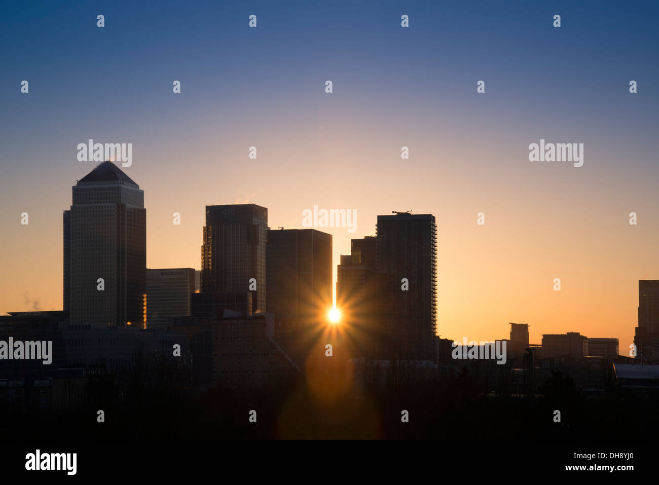 Canary wharf skyline sun hi-res stock photography and images - Alamy