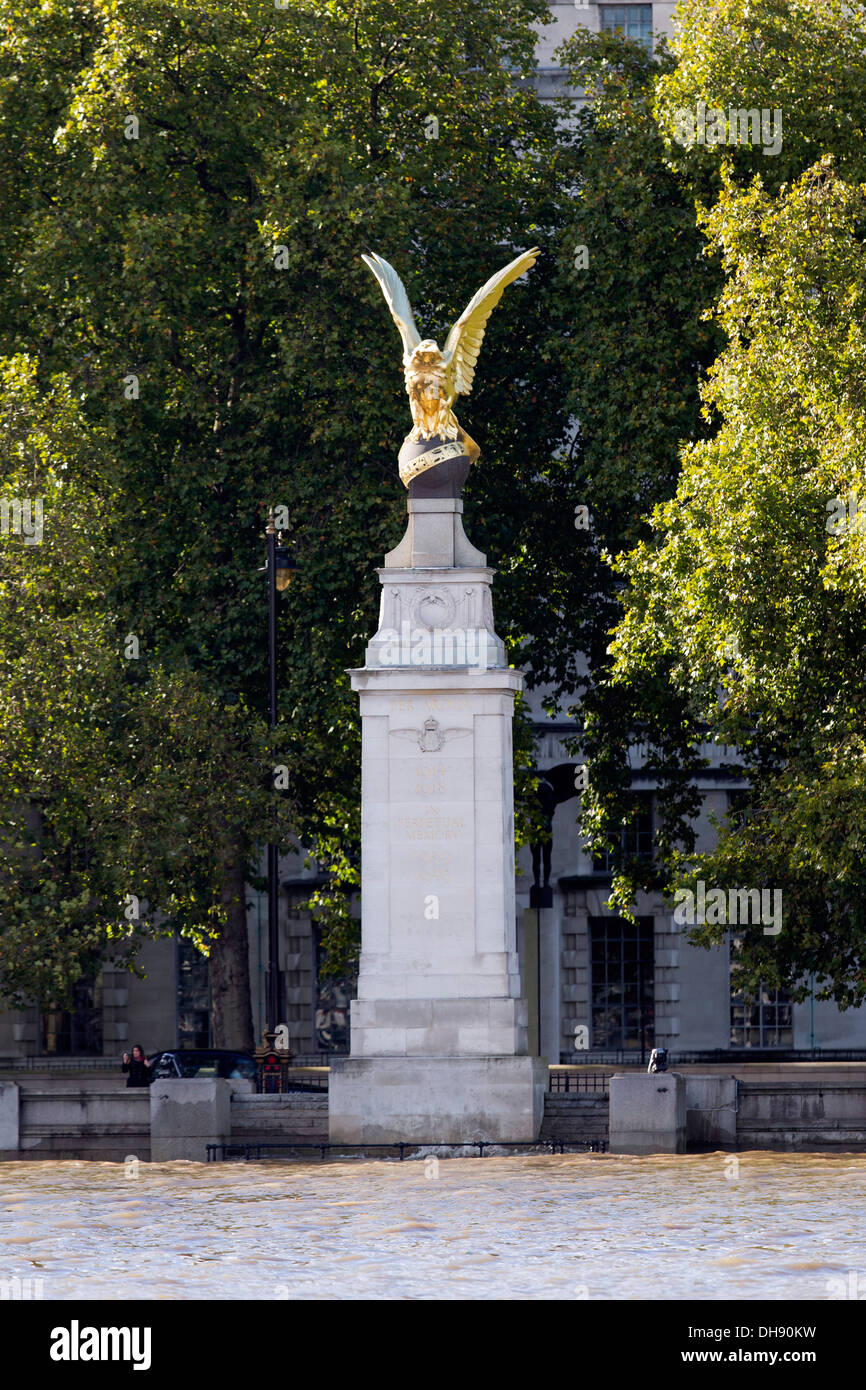 The Royal Air Force Memorial designed by Sir Reginald Blomfield & the Eagle  by William Reid Dick, Victoria Embankment, London UK Stock Photo - Alamy