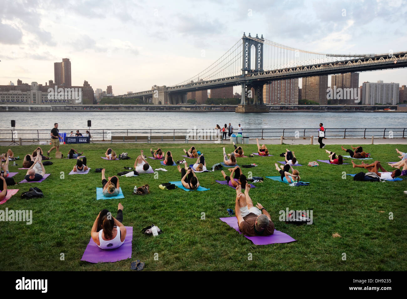 yoga in Brooklyn Bridge park Stock Photo Alamy