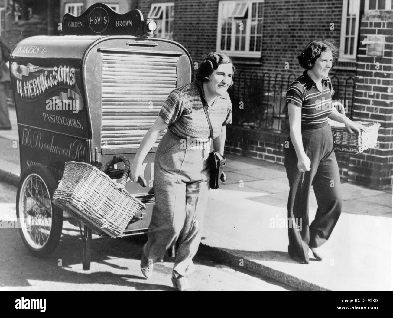Young girls deliver bread and provisions with a hand cart during the blitz Stock Photo