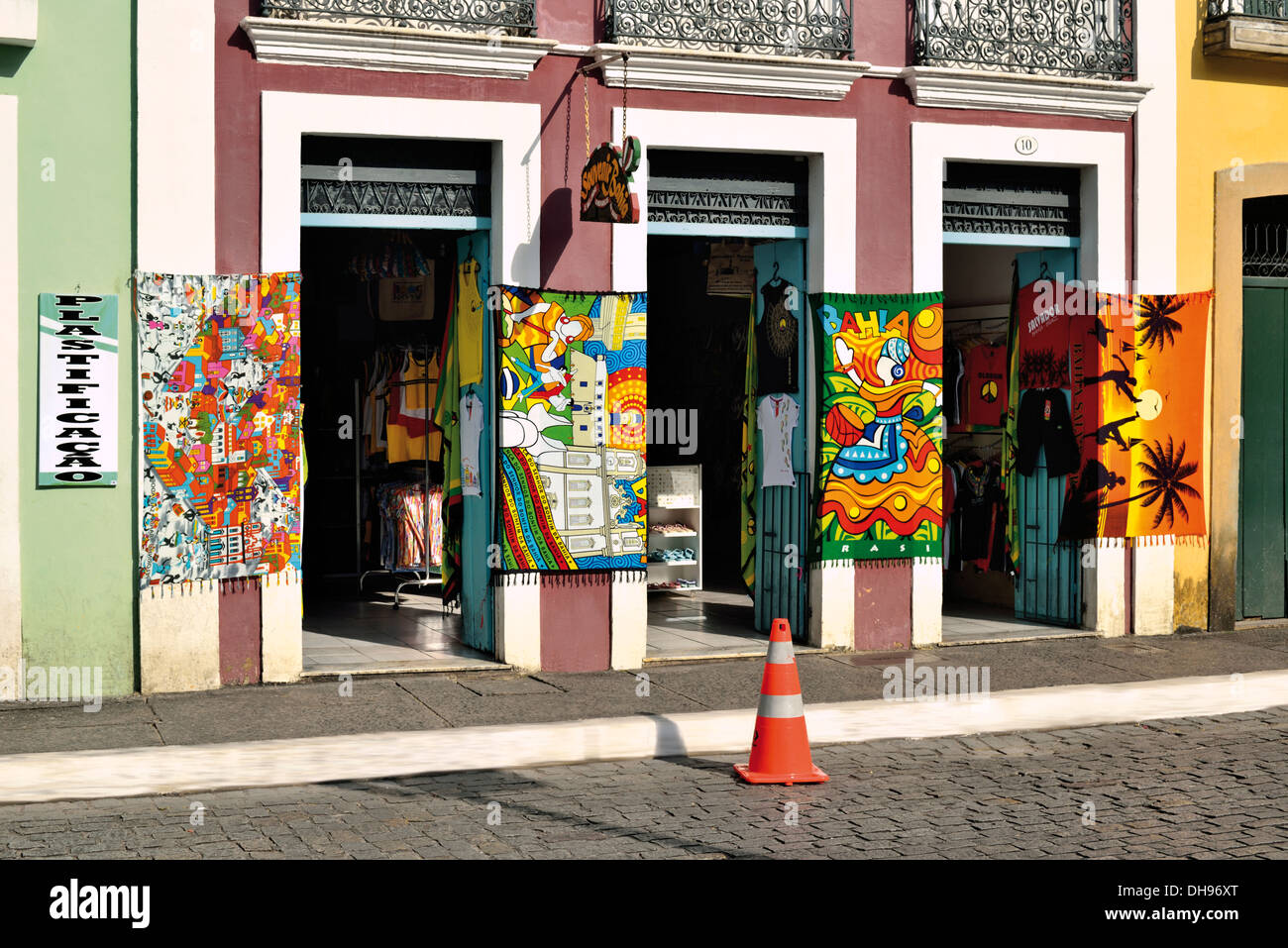 Brazil, Bahia: Colonial style architecture and souvenir shop at the  historic "Pelourinho" in Salvador da Bahia Stock Photo