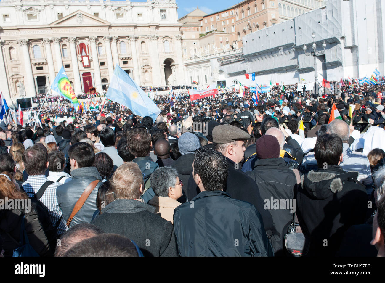 Pilgrims in St Peter's Square in the audience of Pope Francesco Stock ...