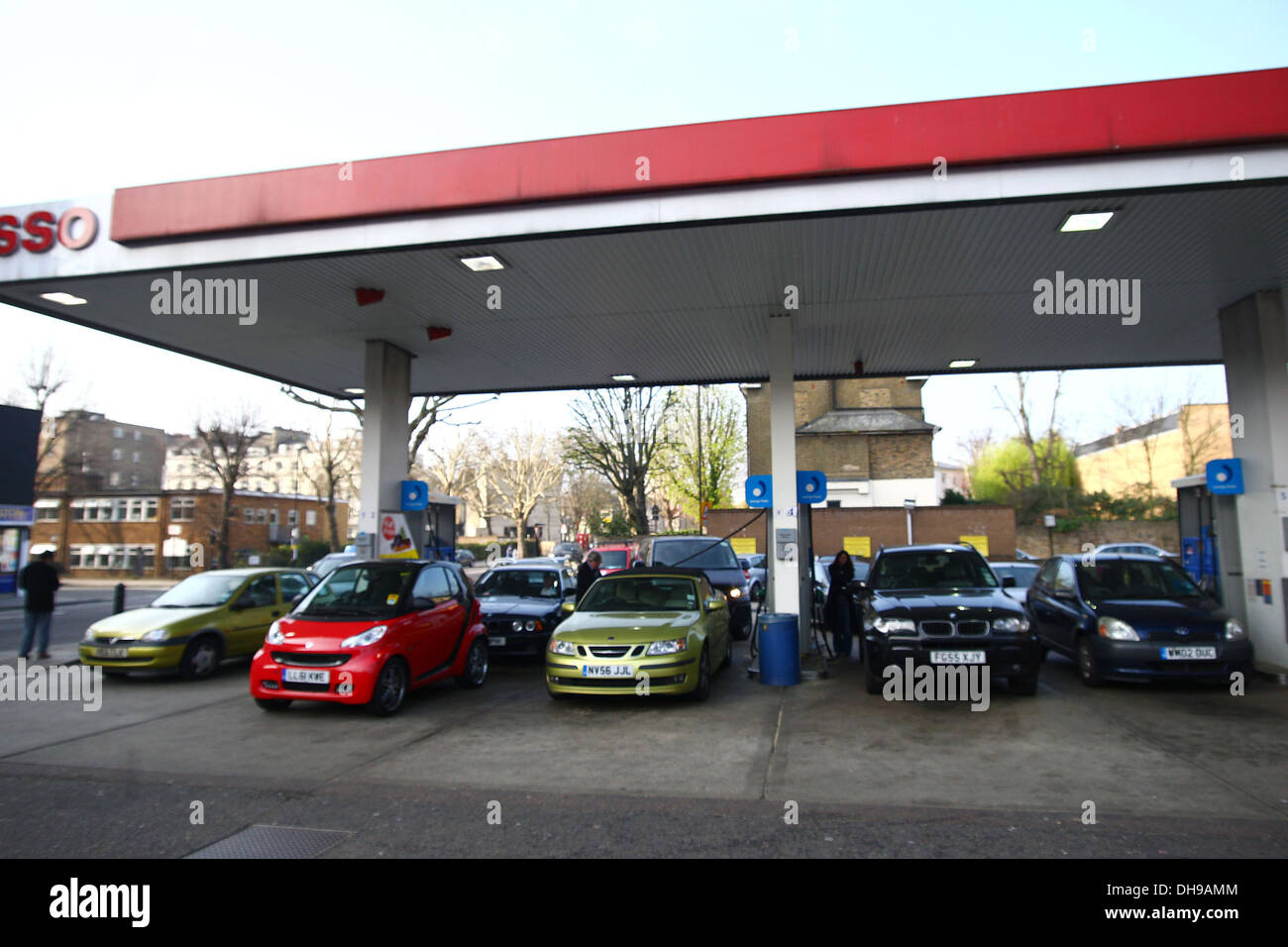Busy petrol station hires stock photography and images Alamy