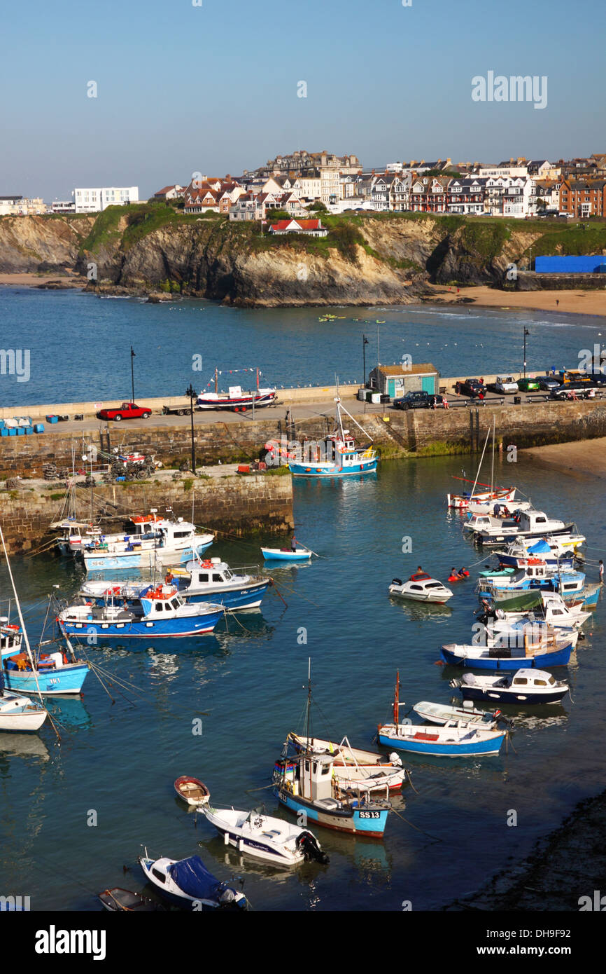 Seaside buildings fishing boats hi-res stock photography and images - Alamy