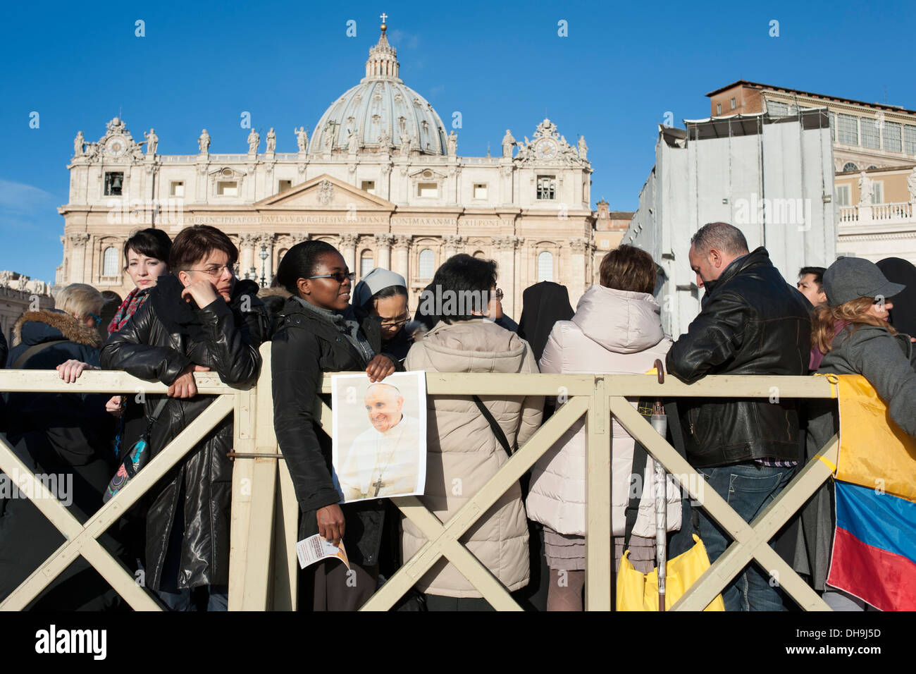 Pilgrims in St Peter's Square in the audience of Pope Francesco Stock Photo