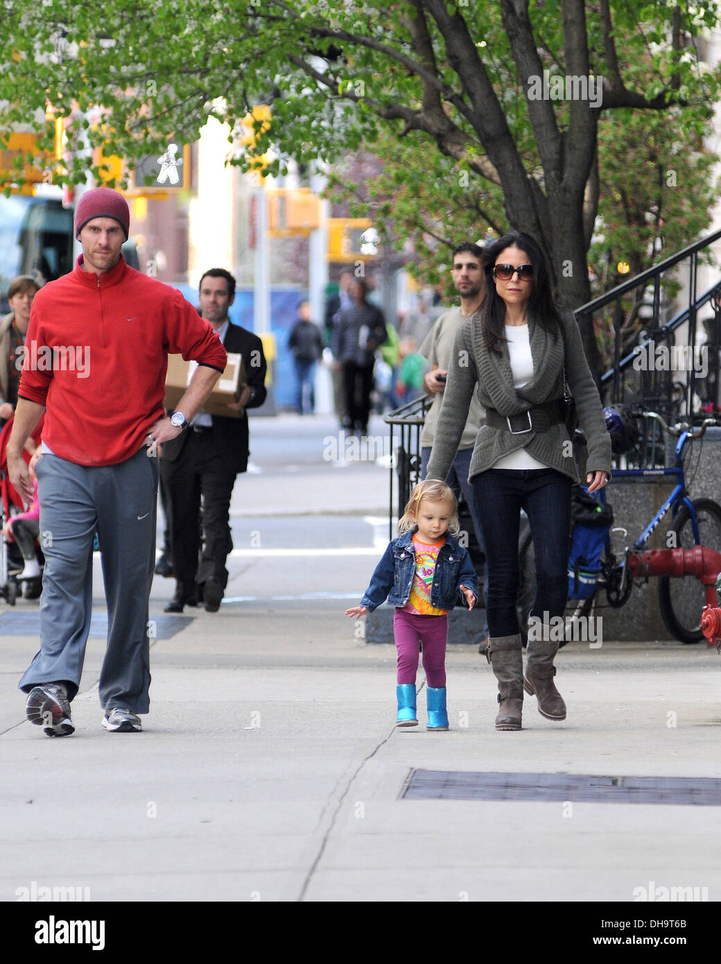 Jason Hoppy his wife Bethenny Frankel and their daughter Bryn go for a