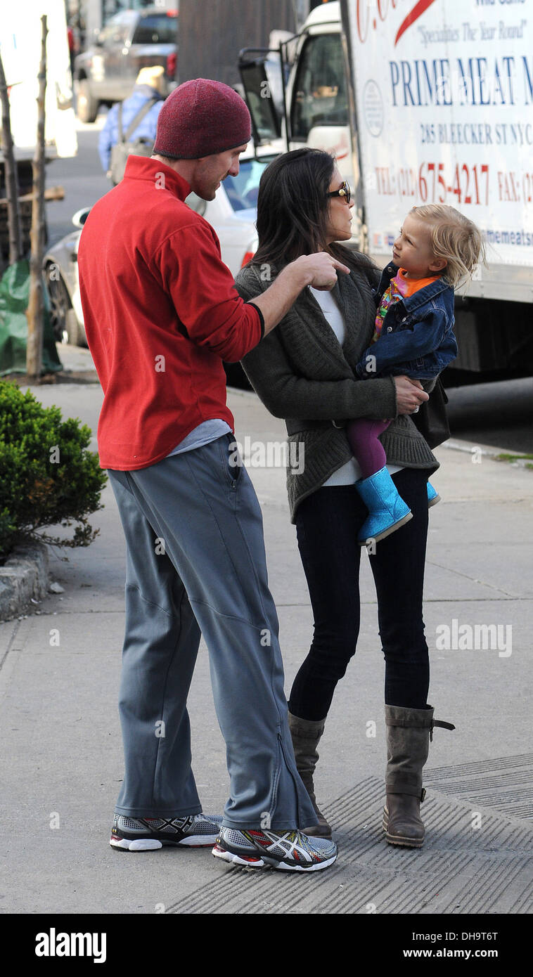 Jason Hoppy his wife Bethenny Frankel and their daughter Bryn go for a
