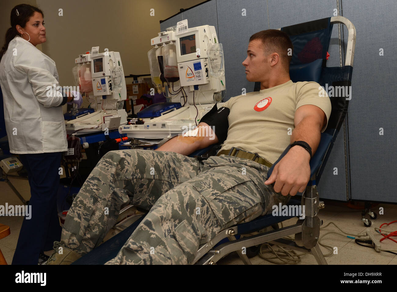 Kay Arroyo with the American Red Cross talks to U.S. Air Force Staff Sgt. Tyler Kellogg during the on-base blood drive at McEntire Joint National Guard Base of the South Carolina Air National Guard, Nov. 3, 2013. Kellogg, a fire team member with the 169th Stock Photo