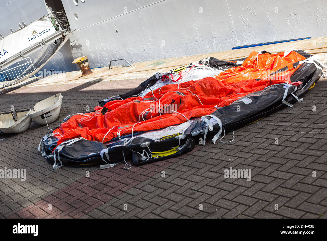 Inflatable life raft hires stock photography and images Alamy