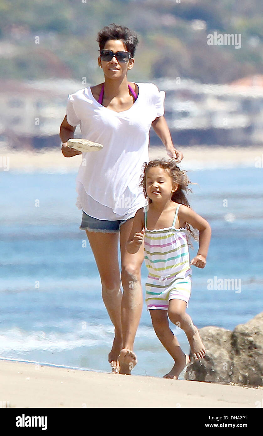 Halle Berry and daughter Nahla Aubry playing on Malibu Beach Los(00)