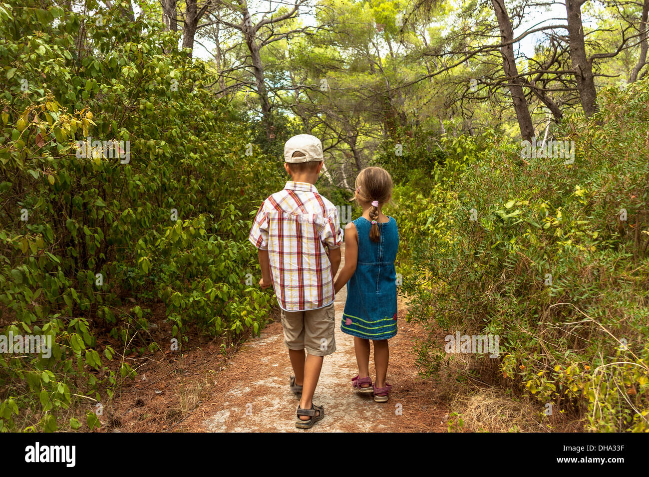 Children walking hand in hand back hi-res stock photography and images ...