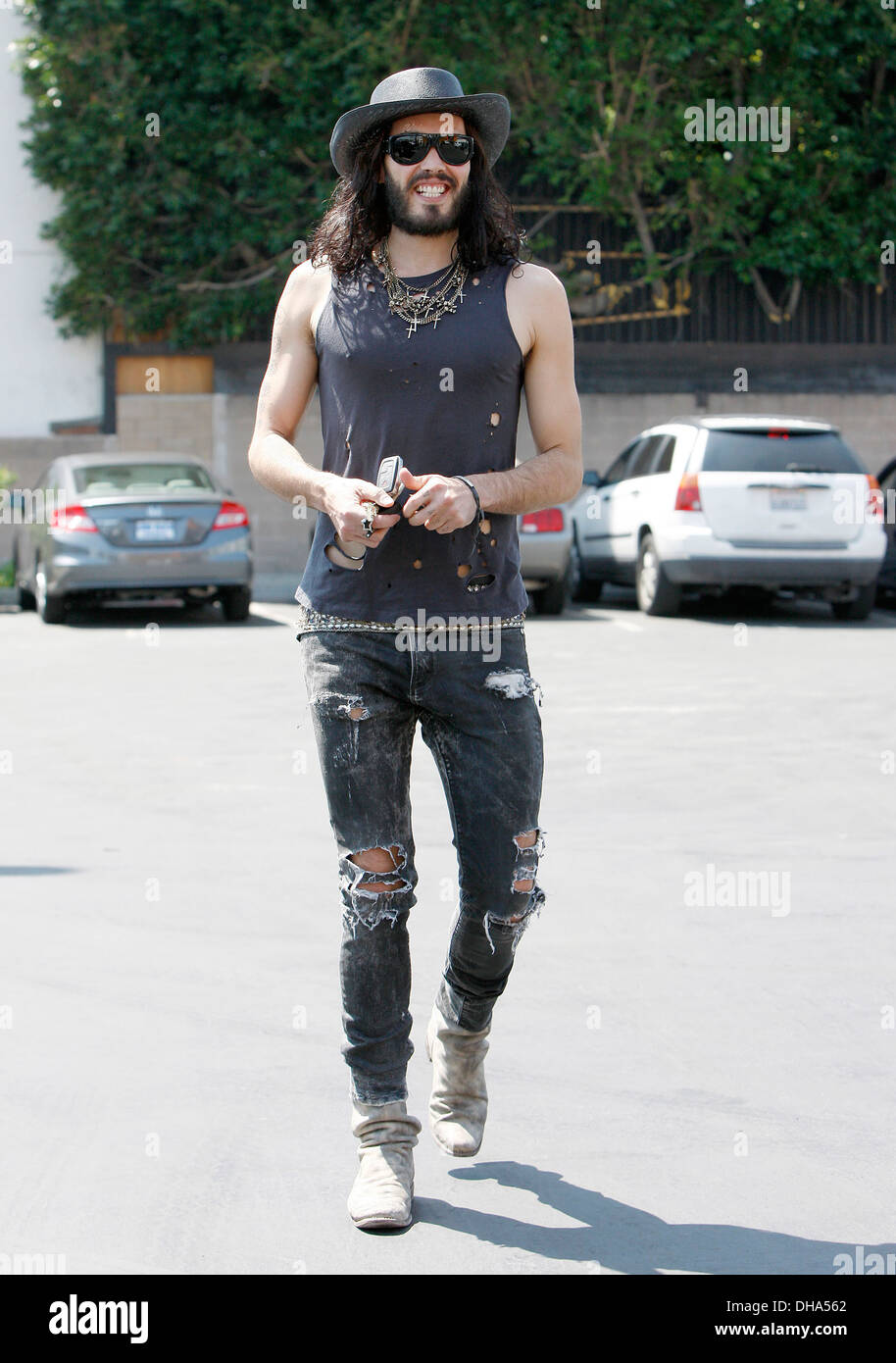 Russell Brand wearing ripped jeans and boots and a straw stetson hat out  and about in West Hollywood Los Angeles California Stock Photo - Alamy
