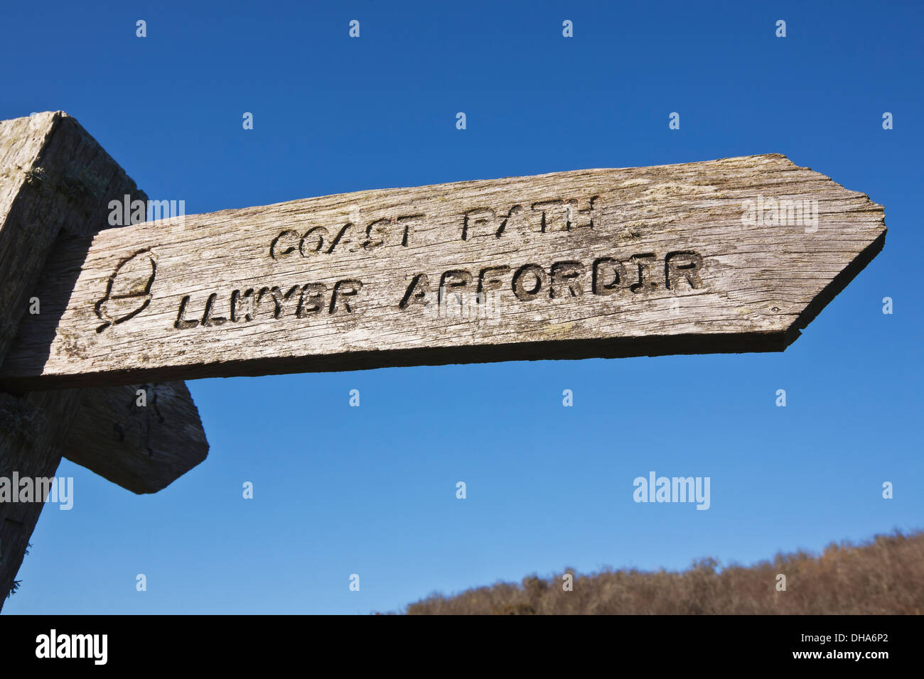 Bilingual walking signs wales hi-res stock photography and images - Alamy