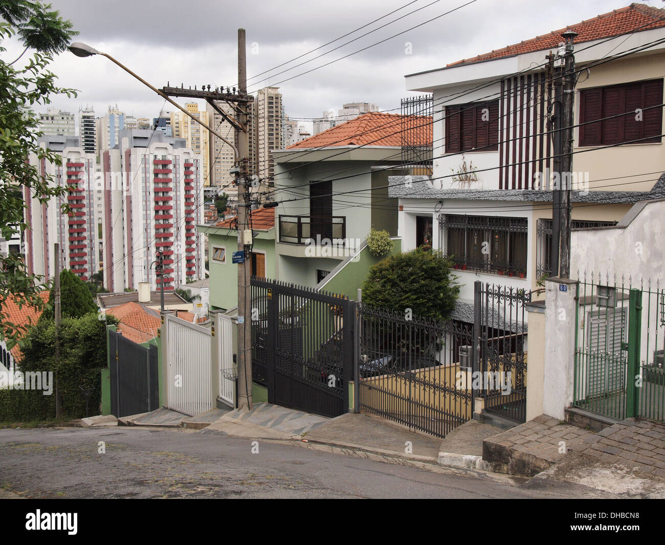 Área residencial em Vila Sofia com casas e prédios cercados por áreas verdes