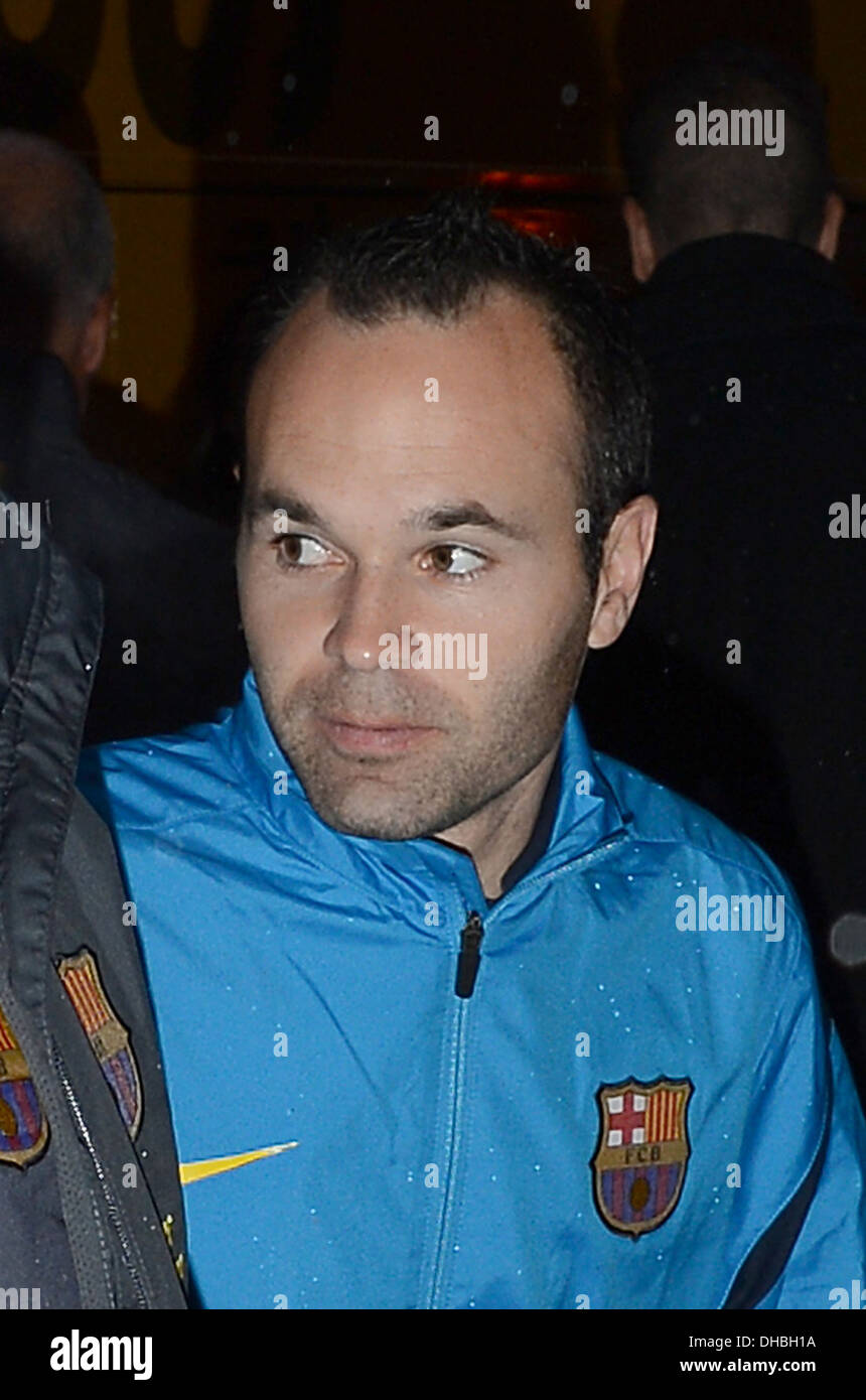 Andrés Iniesta FC Barcelona players arrive back at their London hotel after a training session ahead of their UEFA Champions Stock Photo