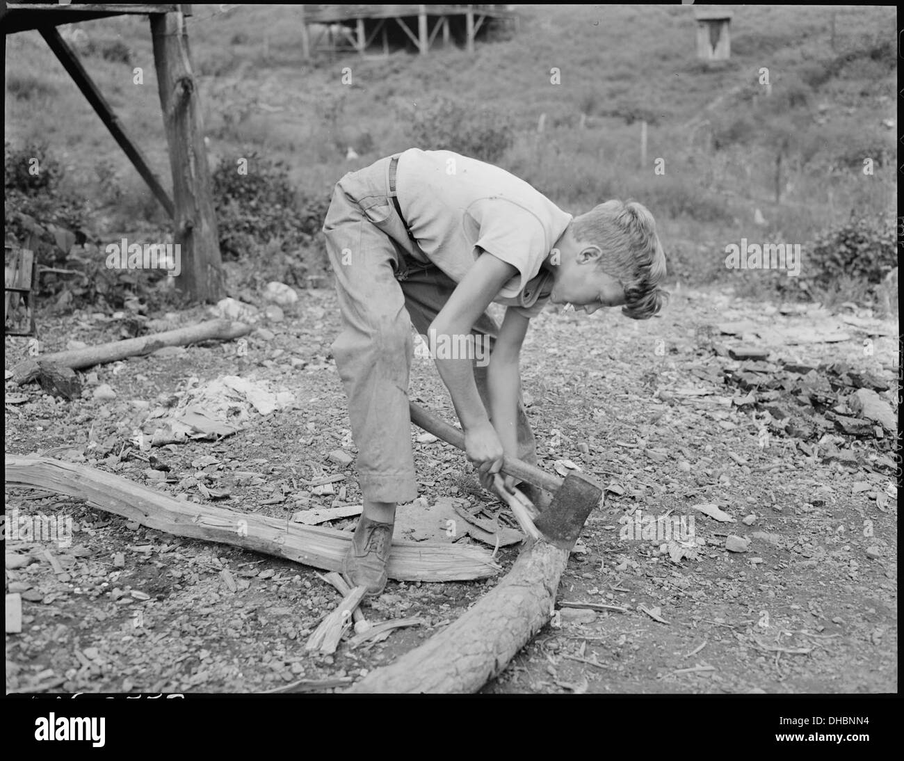 Franklin D. Sergent chopping kindling. P V & K Coal Company, Clover Gap Mine, Lejunior, Harlan County, Kentucky. 541308 Stock Photo