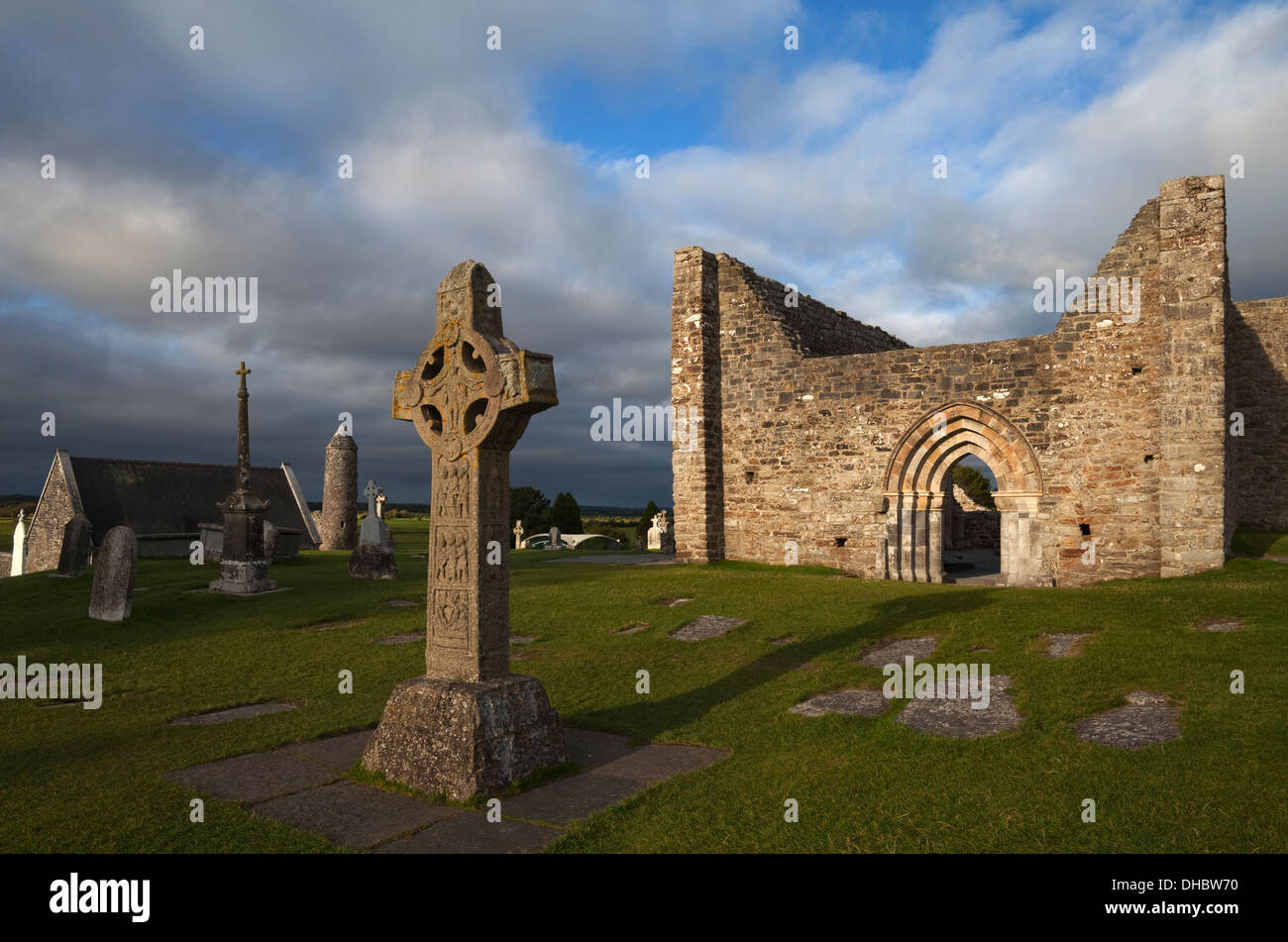 Flann's High Cross and Cathedral, Clonmacnoise Ecclesiastical Centre, established 545 - 549 by St Ciaren, County Offaly, Ireland Stock Photo