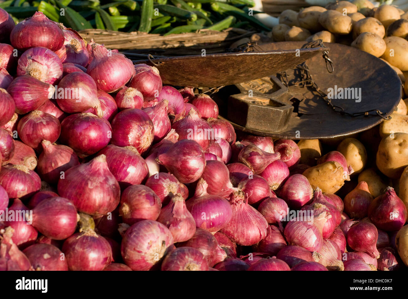 https://c8.alamy.com/comp/DHC0K7/glorious-pile-of-red-onions-piled-high-at-puttaparthi-village-market-DHC0K7.jpg
