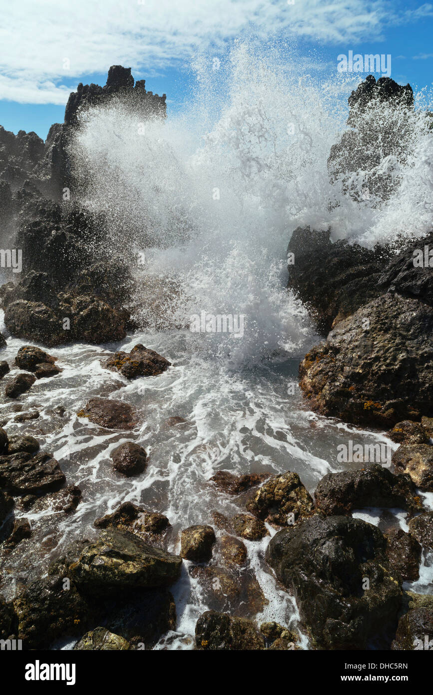 Big waves crashing on shore hi-res stock photography and images - Alamy