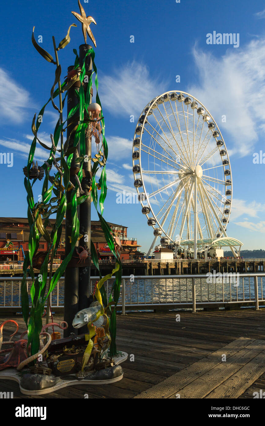 Glass and bronze sculpture and Seattle Great Wheel, Seattle, Washington waterfront Stock Photo