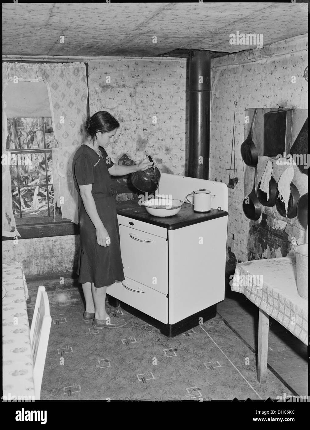 Schild mit der Aufschrift Möbl. Zimmer zu vermieten an einer Hauswand in  Berlin, Deutschland 1949. Sign saying Furnished room for rent on a Berlin  house wall, Germany 1949 Stock Photo - Alamy