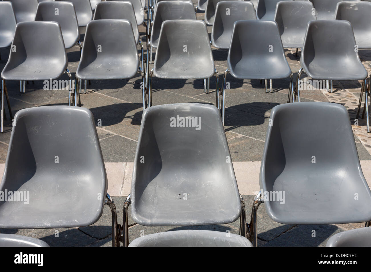 Row of old stadium seats hi-res stock photography and images - Alamy