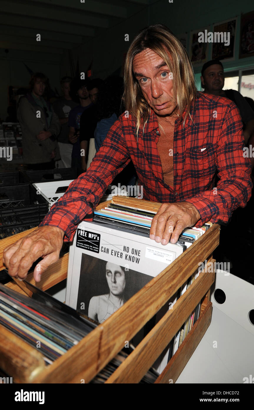 flaskehals tirsdag Bekendtgørelse Iggy Pop appears on his 65th Birthday as official Record Store Day  Ambassador during National Record Store Day at Sweat Records Stock Photo -  Alamy