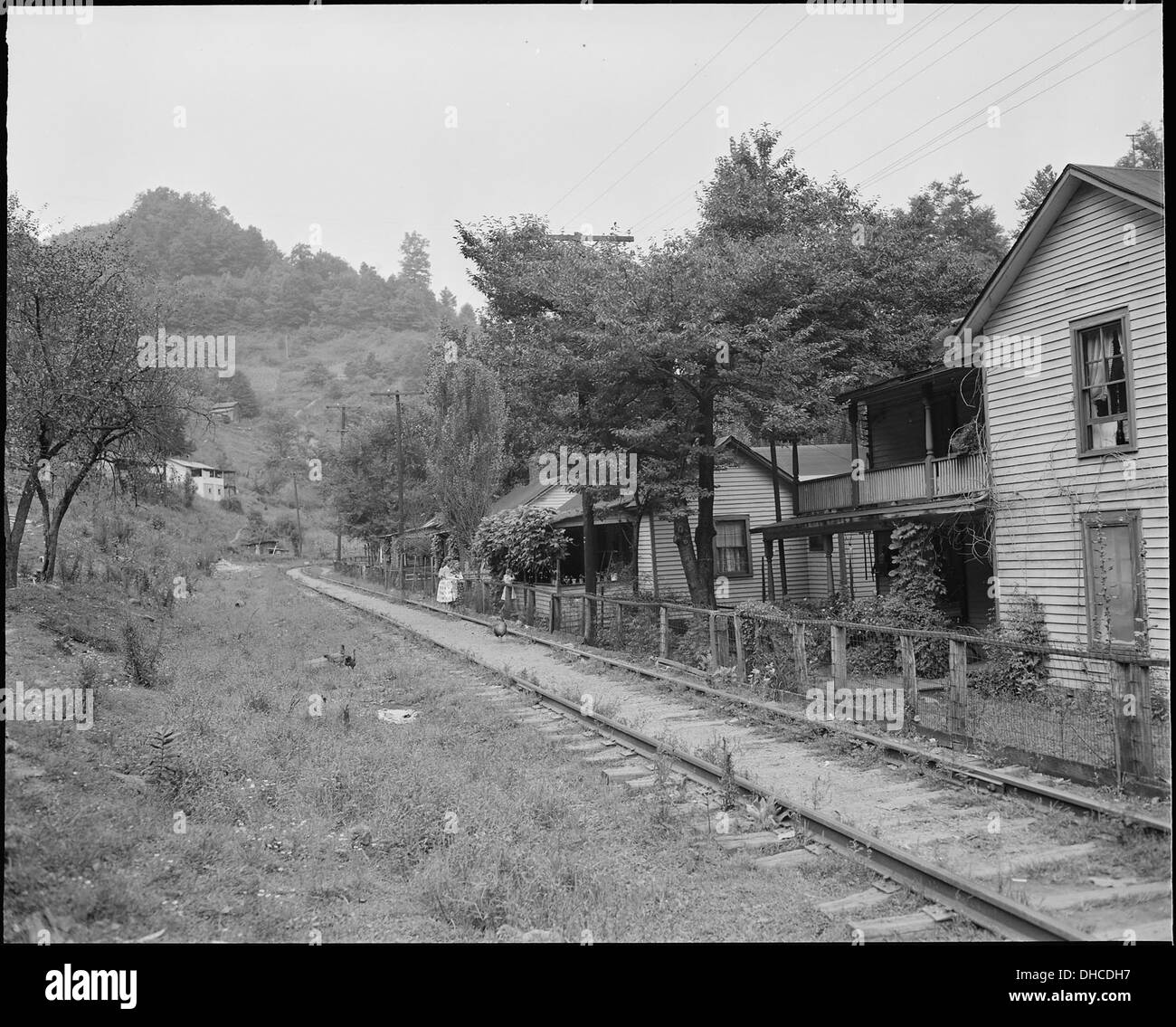 The railroad tracks running through the camp. Raven Red Ash Coal Company, No. 2 Mine, Raven, Tazewell County, Virginia. 541106 Stock Photo