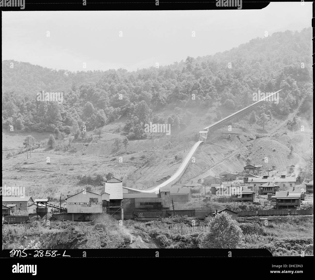 Tipple, head house and conveyor. Harlan-Wallin Coal Corporation, Marne 5E1 Mine, Verda, Harlan County, Kentucky. 541387 Stock Photo