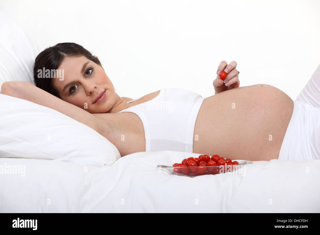 Горячая ванна при беременности на поздних сроках. Техника плавания для беременных. Тренировка в бассейне для беременных. Можно ли принимать ванну при беременности 1 триместр. 2 триместр можно ли принимать ванну.